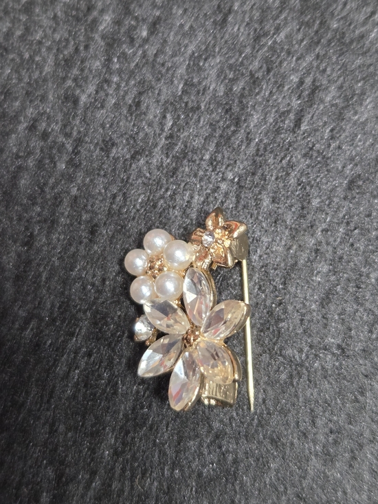 **Gold Floral Pearl & Crystal Stud Earring** - Picture 2 of 2